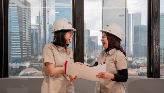 مهندسات في موقع إنشائي يراجعن المخططات لمقال منازعات المقاولات في الإمارات