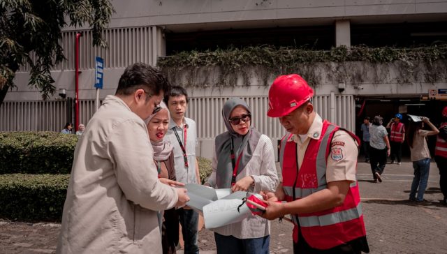 Construction professionals reviewing project plans for a UAE construction dispute article